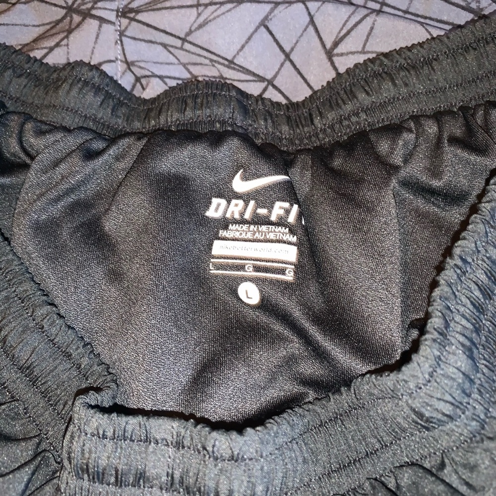 Box of athletic shorts - Picture 2 of 4